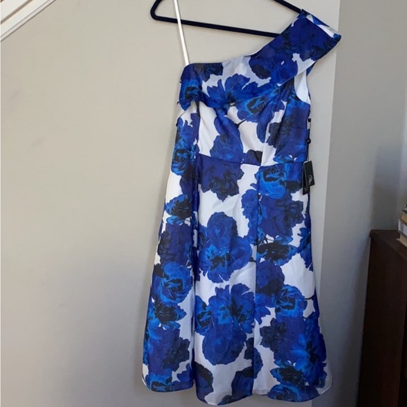 Adrianna Papell Floral Print One
Shoulder Blue with zipper & pockets! - Picture 2 of 5